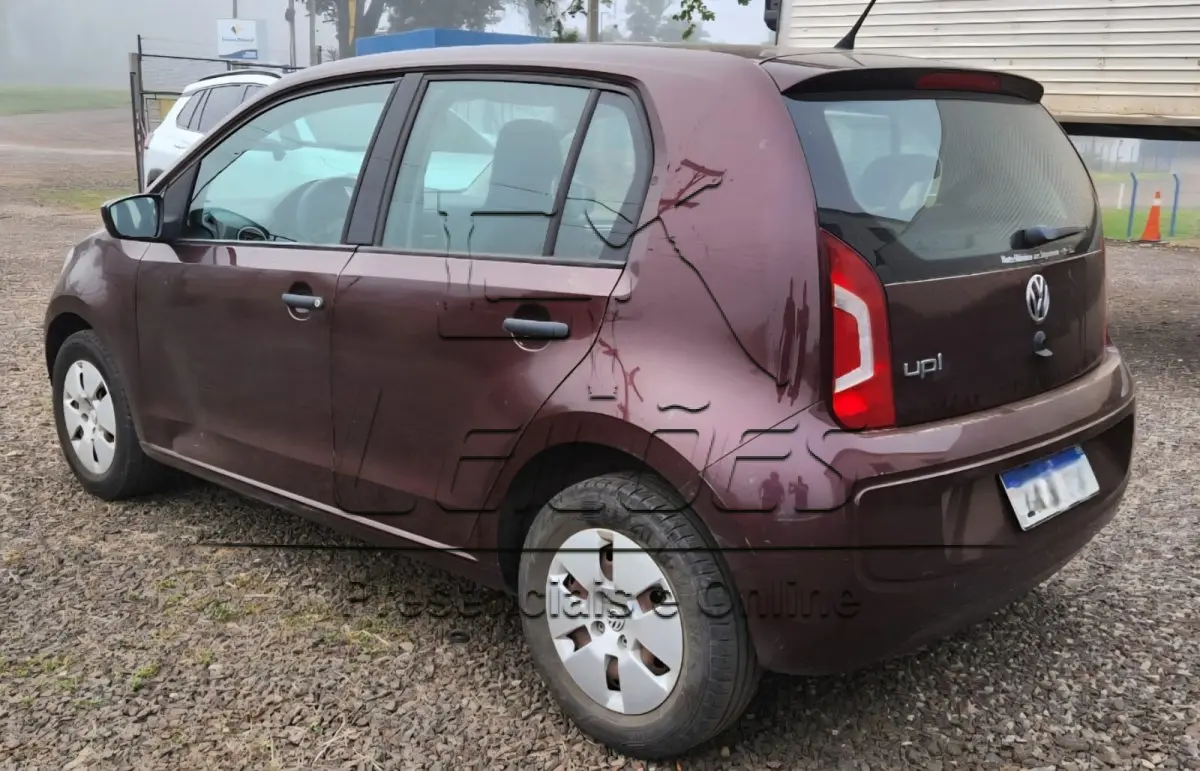 LOTE C-004 - Automóvel VW/UP TAKE MA, ano/modelo 2014/2015, cor vermelha, motor com 82cv de potência, 4 portas , completo
