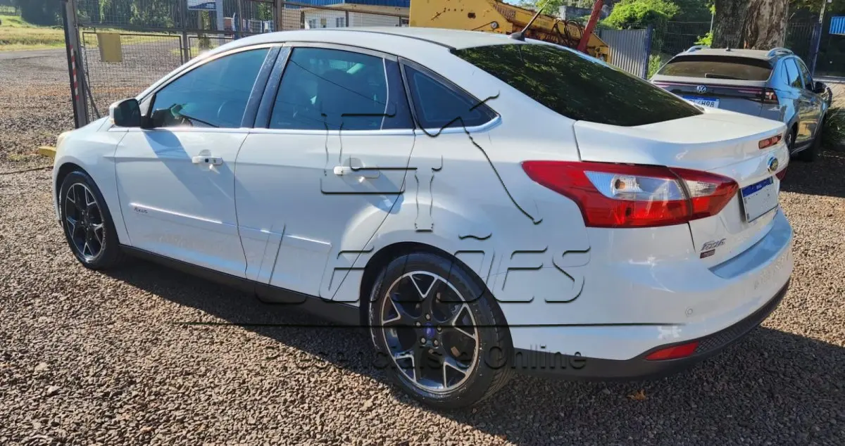 LOTE 001 - Automóvel I/FORD FOCUS TITANIUM AT 2.0 S, ano/modelo 2014, completo, em bom estado de conservação