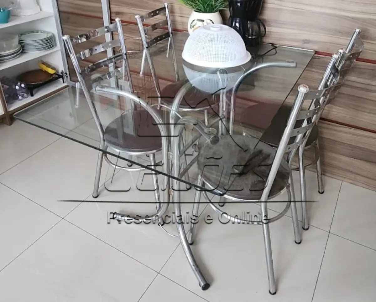 LOTE 004 - Mesa de cozinha com quatro cadeiras