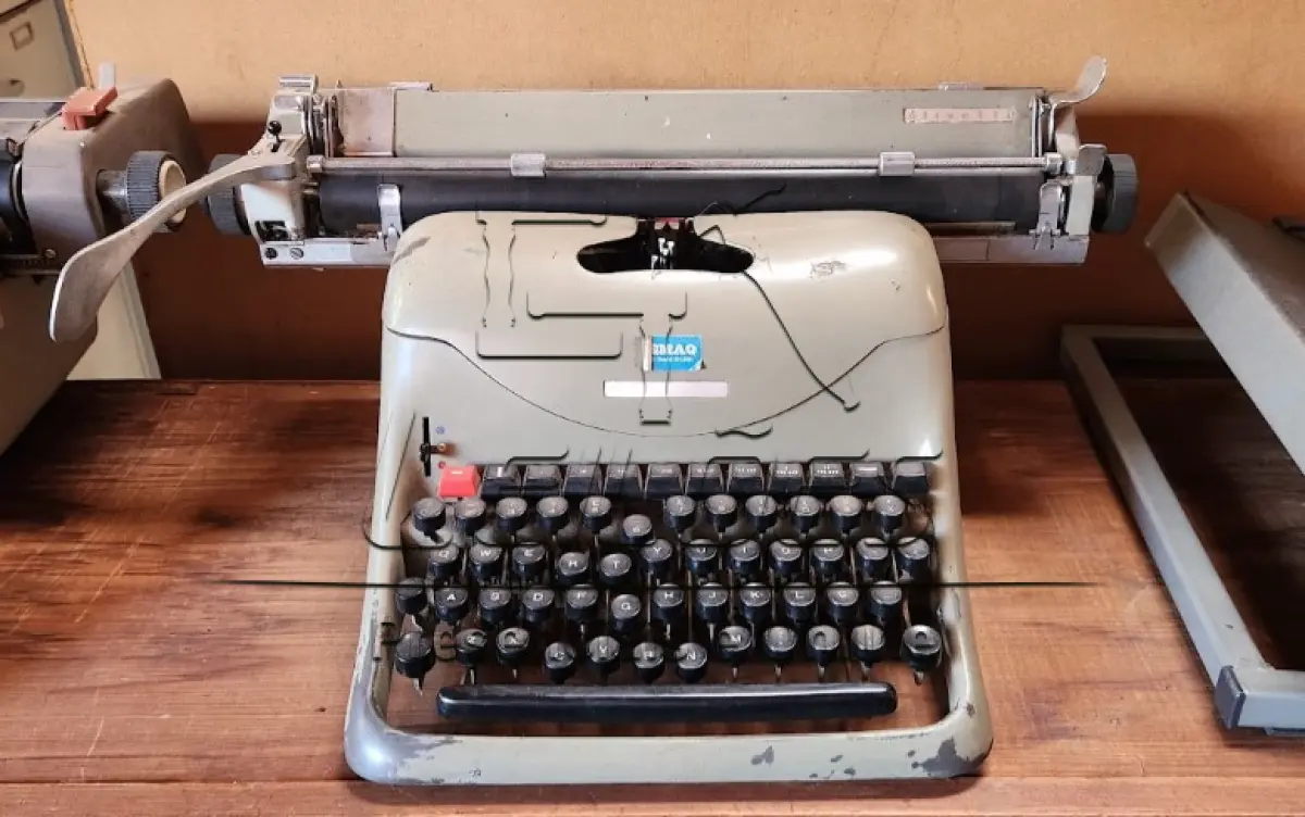LOTE 076 - Máquina de escrever, antiga, da marca Olivetti