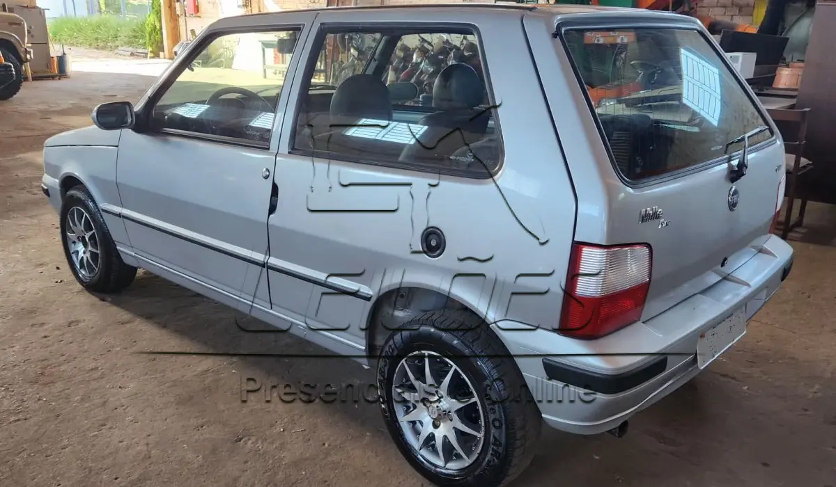 LOTE 006 - Automóvel FIAT/UNO MILLE FIRE FLEX, ano/modelo 2005/2006, cor prata, duas portas, em bom estado de conservação