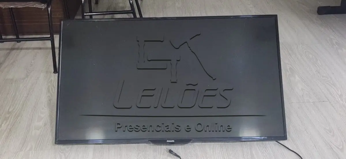 LOTE 002 - Televisor LED, marca Philips, 43 polegadas, serial ZB211546053401, com suporte metálico articulado para fixação em parede