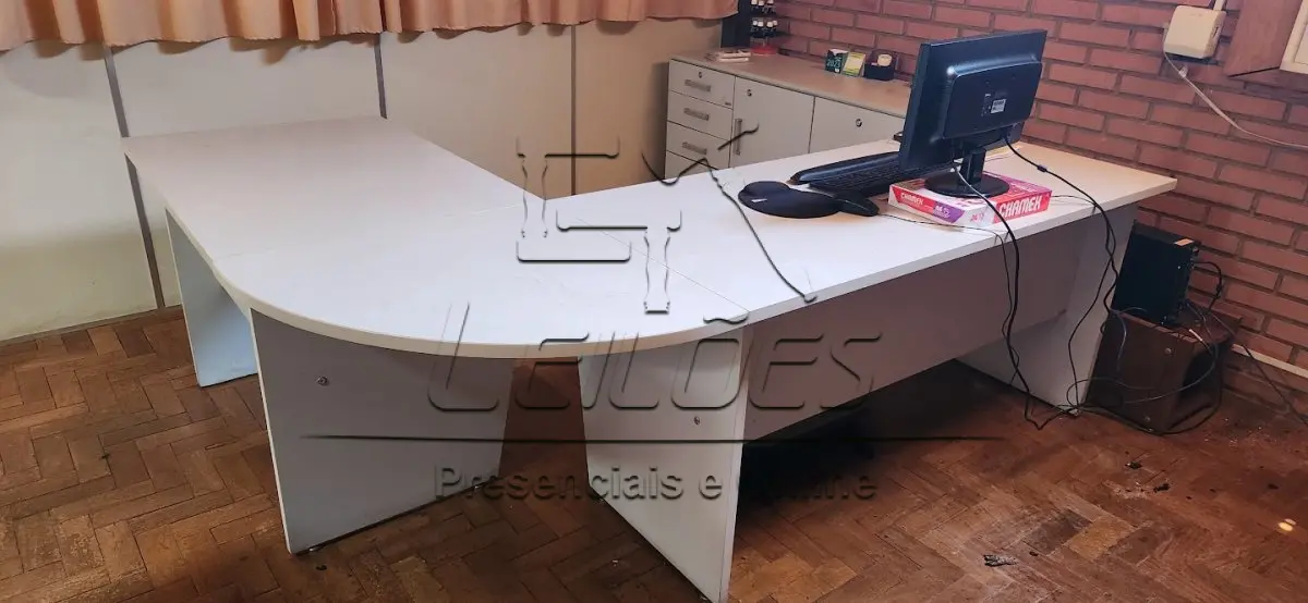 LOTE 013 - Mesa em L para escritório com cadeira giratória e balcão de apoio. Acompanha também a cpu, monitor, teclado e mouse