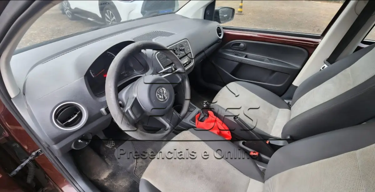 LOTE C-004 - Automóvel VW/UP TAKE MA, ano/modelo 2014/2015, cor vermelha, motor com 82cv de potência, 4 portas , completo