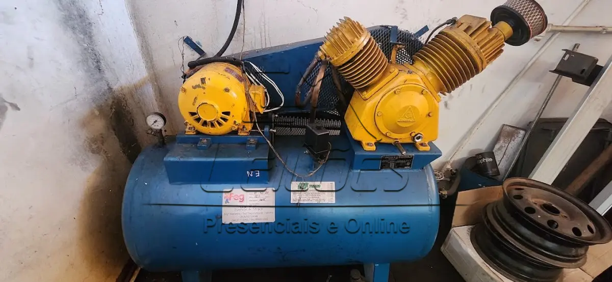 LOTE 099 - Compressor de ar da marca Schulz, 175libras e com motor elétrico de 5hp (sala lavagem)