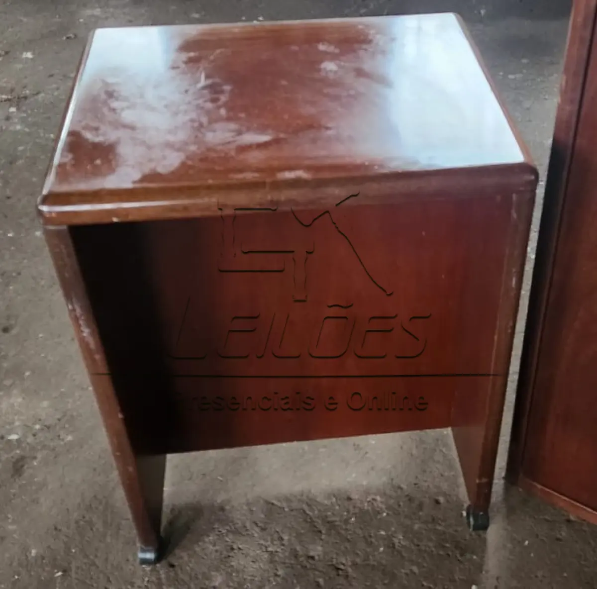 LOTE 003 - Conjunto de móveis para escritório, em madeira nobre
