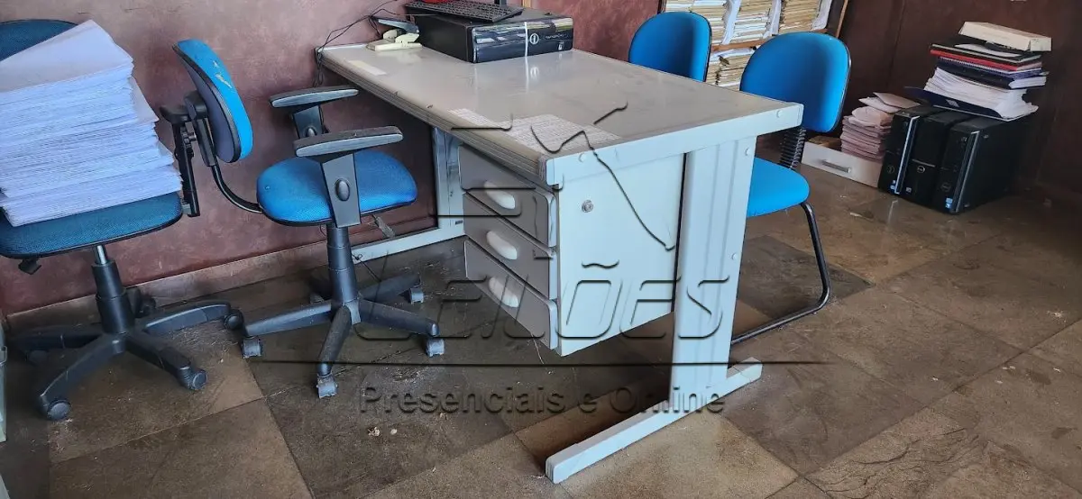LOTE 015 - Mesa para escritório com 01 cadeira giratória e 02 cadeiras fixas. Acompanha armários (aço) arquivo. Acompanha também cpu, monitor, teclado e mouse.