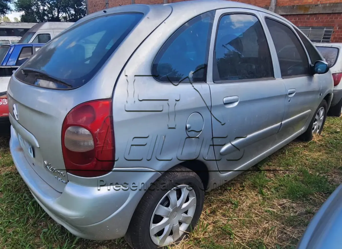 LOTE C-005 - Automóvel CITROËN/XSARA PICASSO GX, ano/modelo 2002/2003 cor prata, motor com 118cv de potência, registrado em Carazinho/RS
