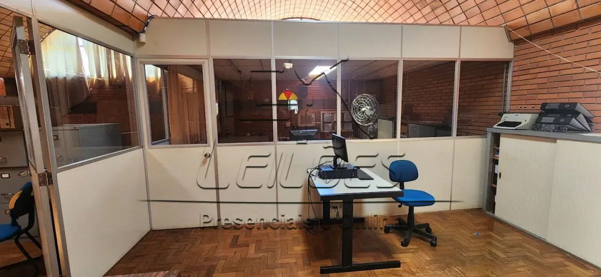 LOTE 029 - Divisórios para escritório com vidros (almoxarifado)
