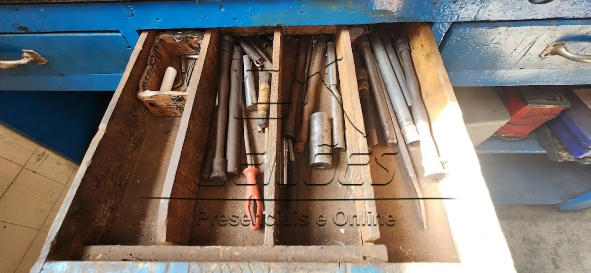 LOTE 126 - Diversos equipamentos e ferramentas para oficina mecânica