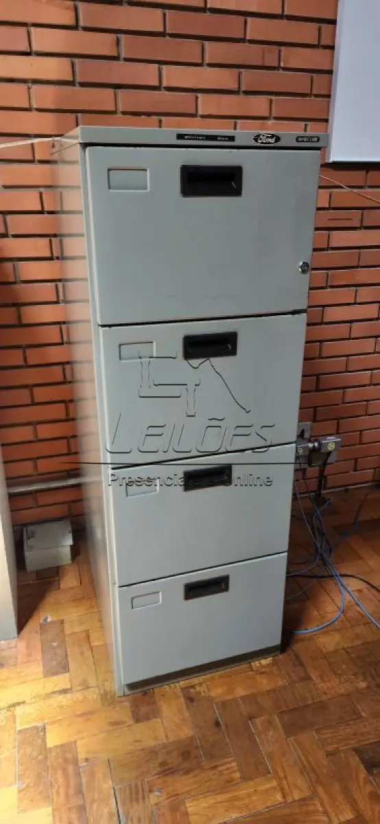 LOTE 011 - Mesa em madeira para escritório. Acompanha cadeira, armário de vidro e arquivo de aço