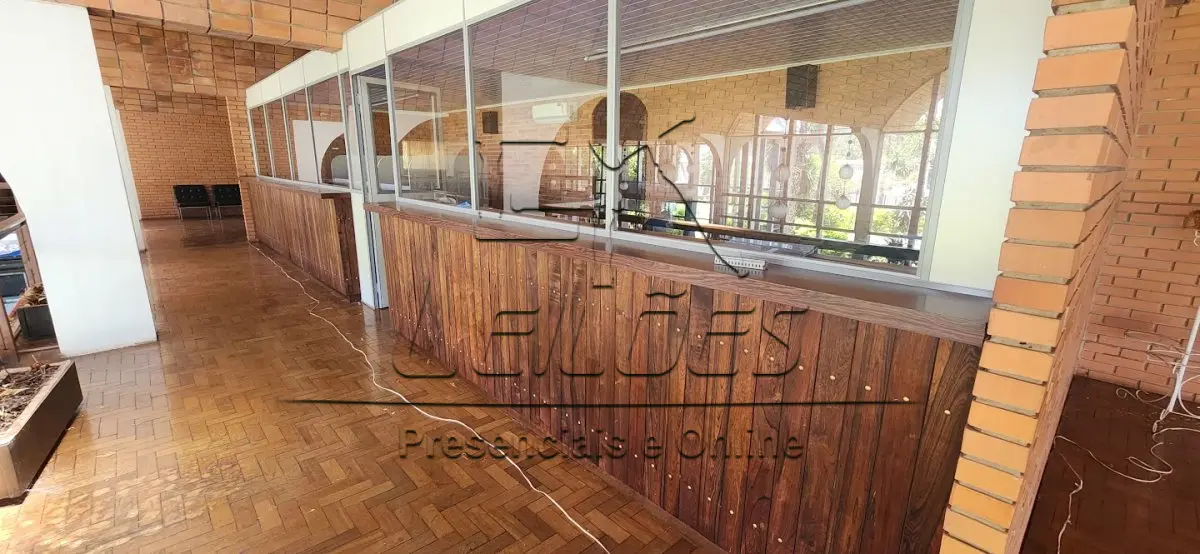 LOTE 030 - Balcão de madeira com divisórias de vidro (segundo piso)