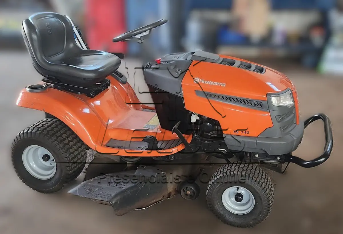 LOTE 010 - Trator Cortador de Grama Husqvarna TS 142, ano 2022, em excelente estado de conservação