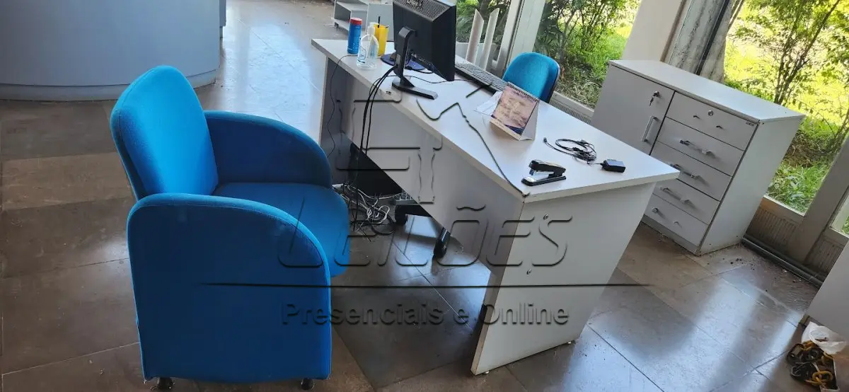 LOTE 018 - Mesa de escritório e mesa de apoio com porta e gavetas. Acompanha 01 cadeira giratória e 01 cadeira/poltrona fixa. Acompanha também cpu, monitor, teclado e mouse.