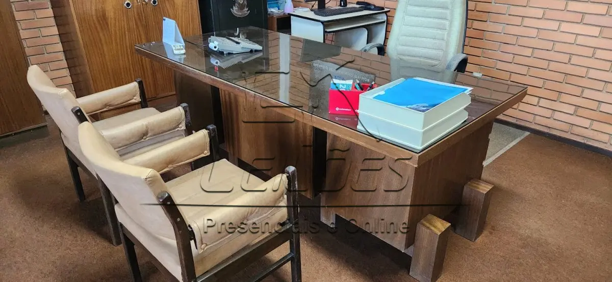 LOTE 009 - Mesa de madeira para escritório, com 06 gavetas e tampo de vidro. Acompanha 01 cadeira giratória, 02 cadeiras fixas, 02 armários e mesinha de apoio
