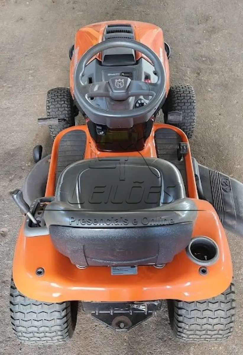 LOTE 010 - Trator Cortador de Grama Husqvarna TS 142, ano 2022, em excelente estado de conservação