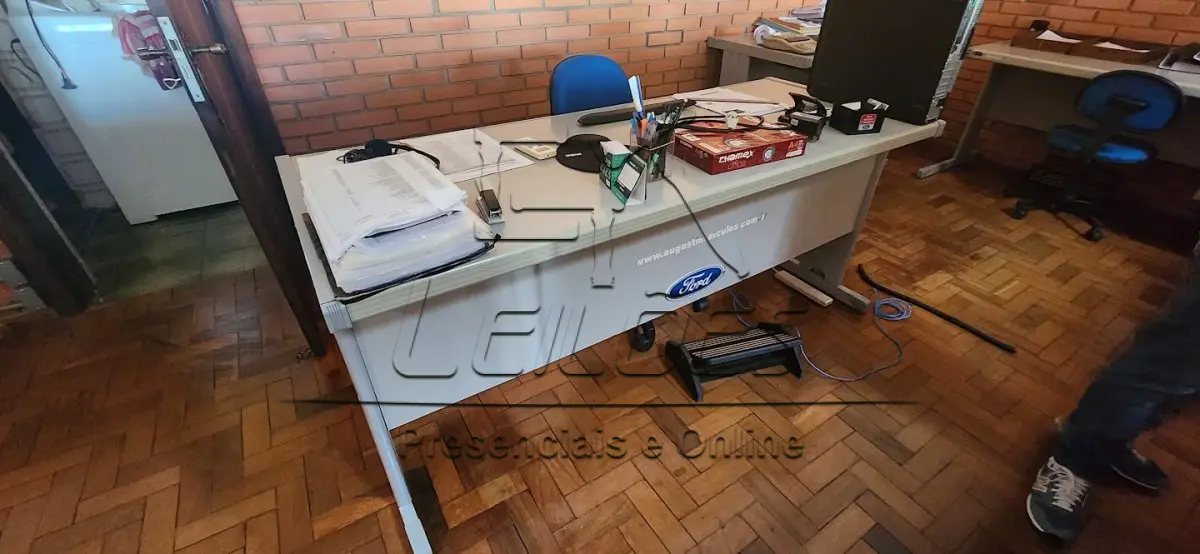 LOTE 014 - 03 mesas para escritório com cadeiras e guichês de atendimento, com as respectivas cadeiras