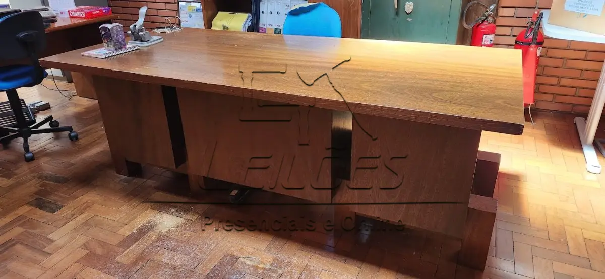 LOTE 011 - Mesa em madeira para escritório. Acompanha cadeira, armário de vidro e arquivo de aço