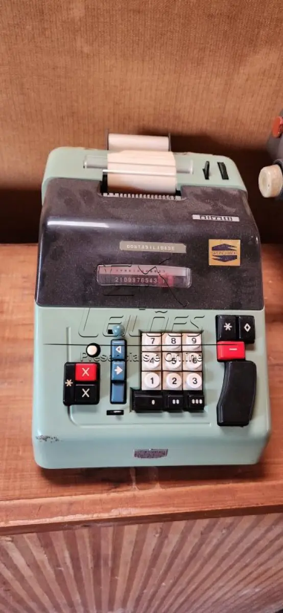 LOTE 079 - Calculadora antiga da marca Olivetti