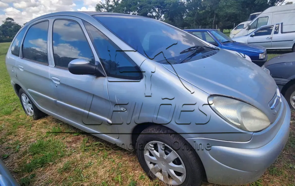 LOTE C-005 - Automóvel CITROËN/XSARA PICASSO GX, ano/modelo 2002/2003 cor prata, motor com 118cv de potência, registrado em Carazinho/RS