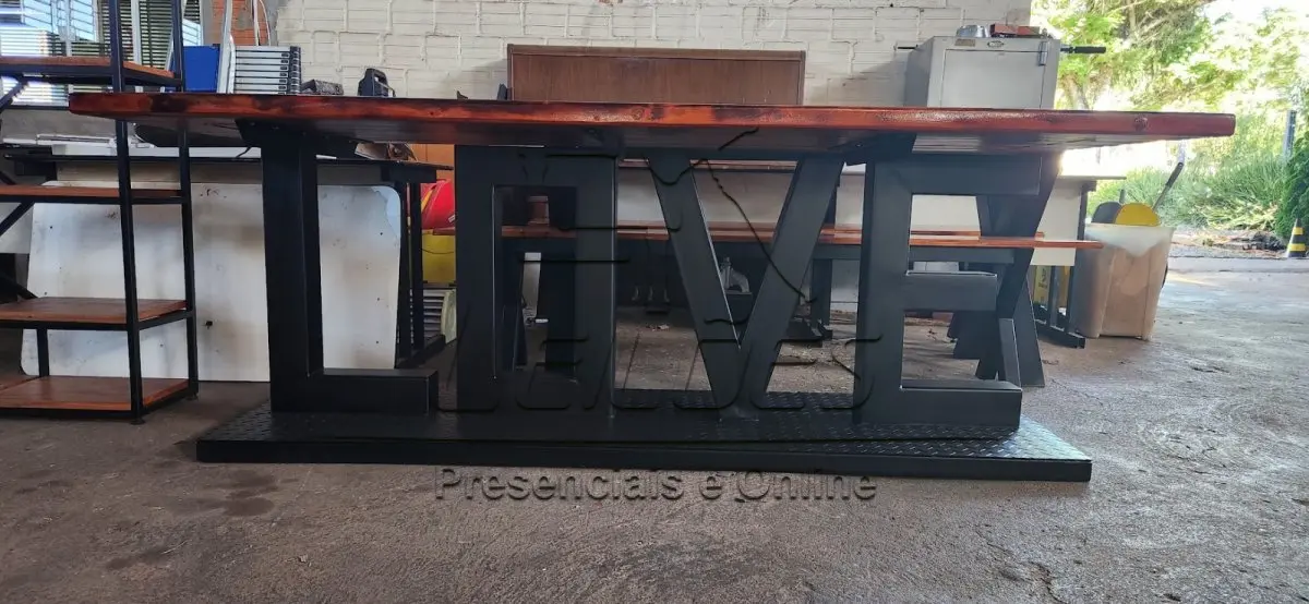 LOTE 004 - Mesa com estrutura metálica e tampo em madeira. Tamanho: 2,20m x 0,88m
