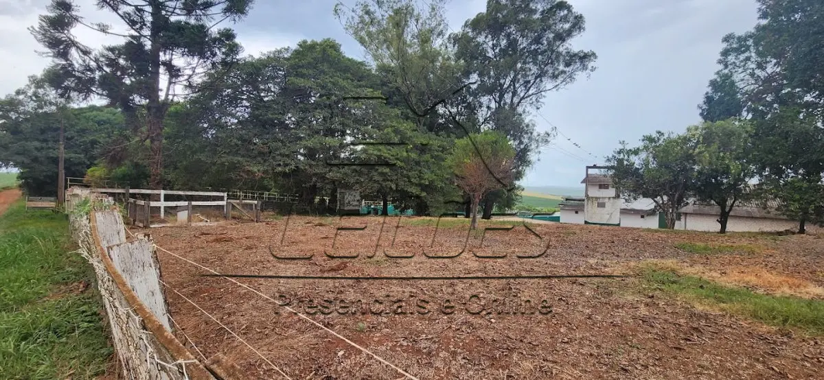 LOTE 002 - Uma fração de terras com a área de 16.445m², com todas as acessões e benfeitorias existentes, situada no Distrito de São Bento, neste município de Carazinho. As acessões e benfeitorias não se acham averbadas, porém, penhoradas e assim citadas: Um complexo frigorífico e suas benfeitorias, tais como, uma casa residencial em alvenaria com a área de 166m², um refeitório de alvenaria, com quatro garagens, com a área de 184m², um pavilhão frigorífico com a área de 1.240m², um pavilhão de alvenaria e madeira para garagem com a área de 600m², oito mangueiras de concreto e madeira, oito tanques de decantação com base de alvenaria e três açudes. Matrícula nº 10.203 do livro 2-RG do Registro de Imóveis de Carazinho.