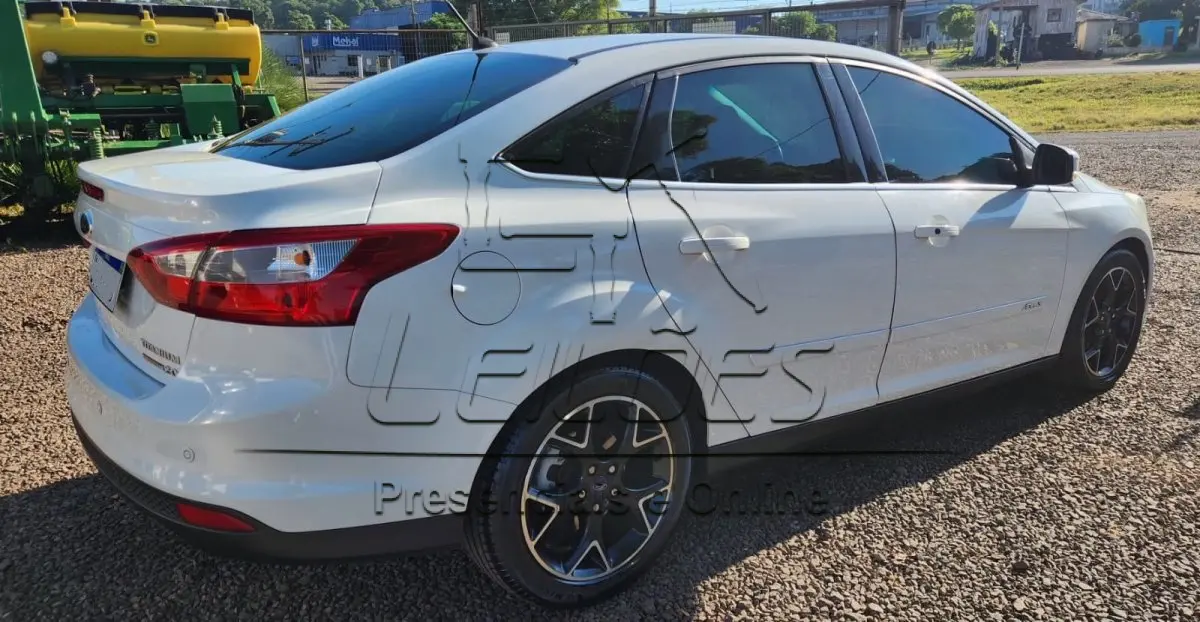 LOTE 001 - Automóvel I/FORD FOCUS TITANIUM AT 2.0 S, ano/modelo 2014, completo, em bom estado de conservação