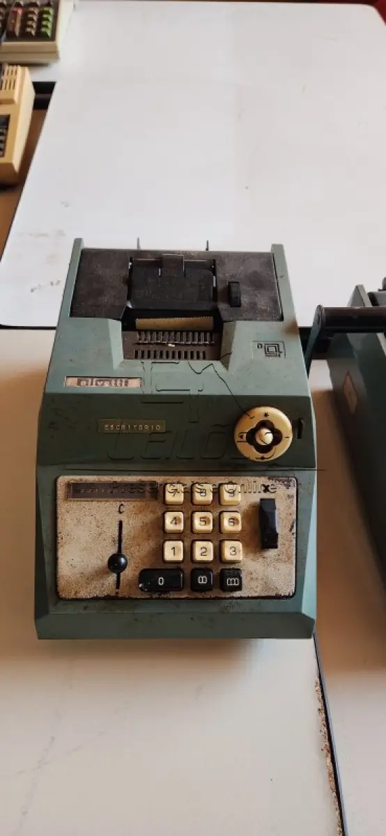 LOTE 077 - Calculadora da marca Olivetti, antiga