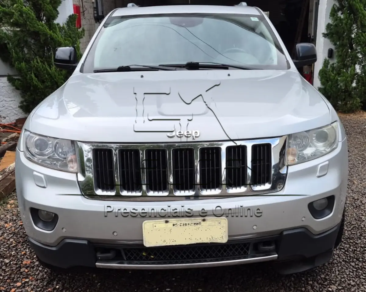 LOTE 001b - Camioneta I/JEEP GCHEROKEE LTD 3.6L, ano/modelo 2011/2011, cor prata, motorização à gasolina e com 286cv de potência
