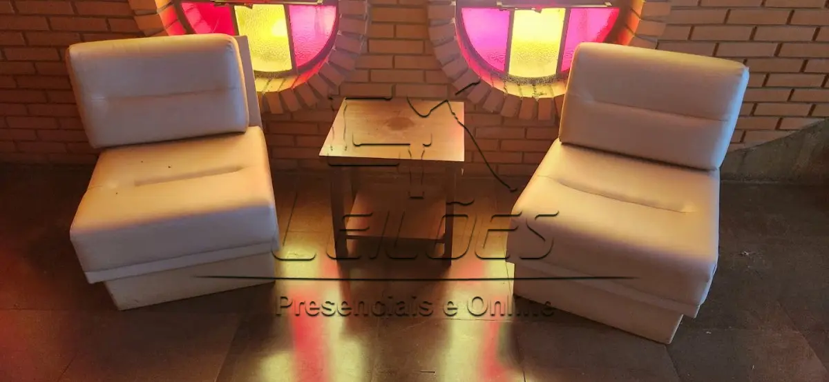LOTE 056 - Conjunto de 02 estofados de 01 lugar e mesinha de apoio
