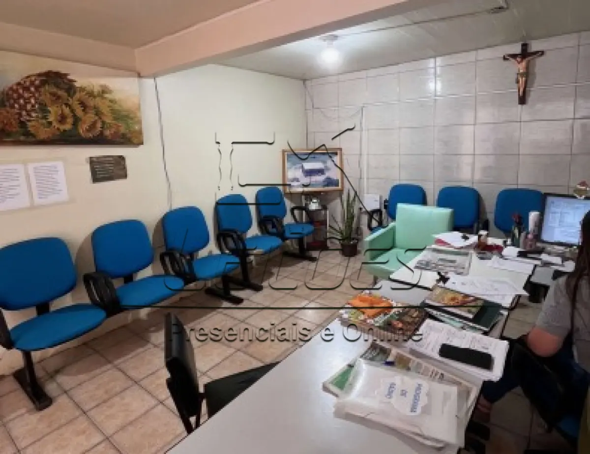 LOTE 001 - Sala 101 (para fins comerciais) localizada no pavimento térreo do Condomínio Comercial, com a área privativa de 102,29m², sito na Rua Pedro Azelin da Silva, 609, Centro, na cidade de Fontoura Xavier/RS. Matrícula nº 32.536 do Registro de Imóveis de Soledade/RS.