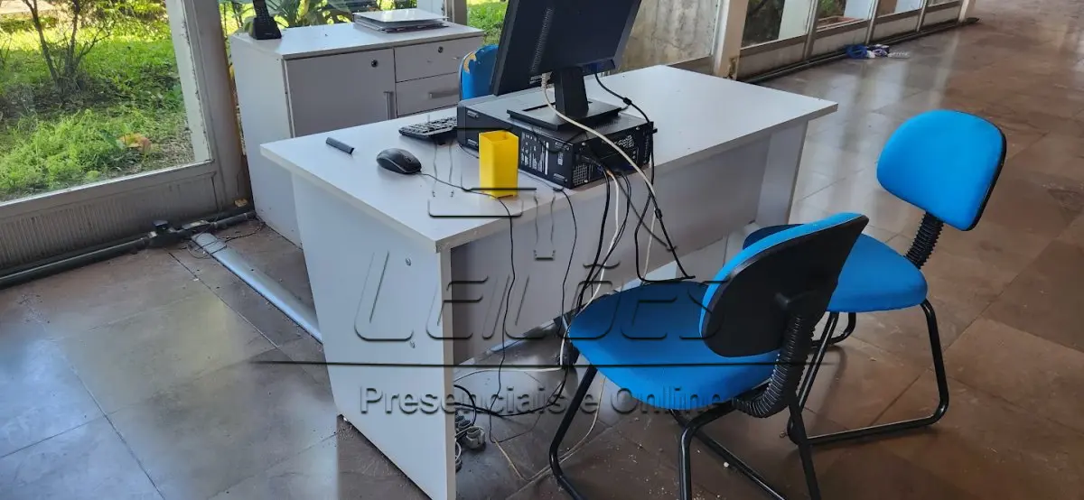 LOTE 017 - Mesa de escritório e mesa de apoio com porta e gavetas. Acompanha 01 cadeira giratória e 02 cadeiras fixas. Acompanha também cpu, monitor, teclado e mouse.