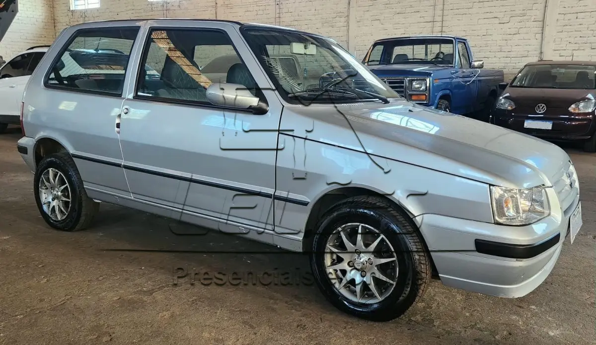 LOTE 006 - Automóvel FIAT/UNO MILLE FIRE FLEX, ano/modelo 2005/2006, cor prata, duas portas, em bom estado de conservação
