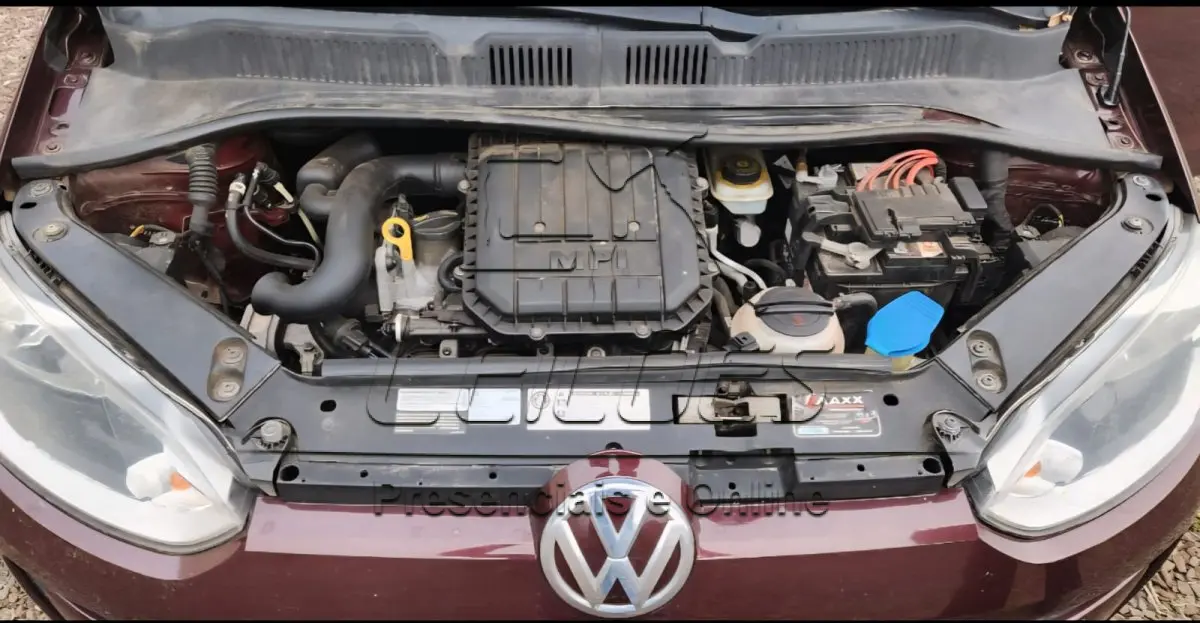 LOTE C-004 - Automóvel VW/UP TAKE MA, ano/modelo 2014/2015, cor vermelha, motor com 82cv de potência, 4 portas , completo