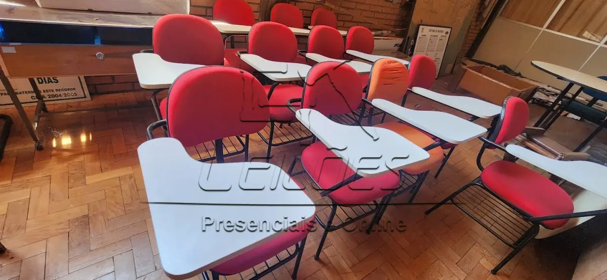 LOTE 093 - Diversas cadeiras, mesas, armários e demais móveis para escritório (localizados na sala do almoxarifado)