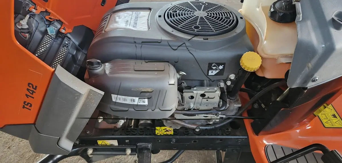 LOTE 010 - Trator Cortador de Grama Husqvarna TS 142, ano 2022, em excelente estado de conservação