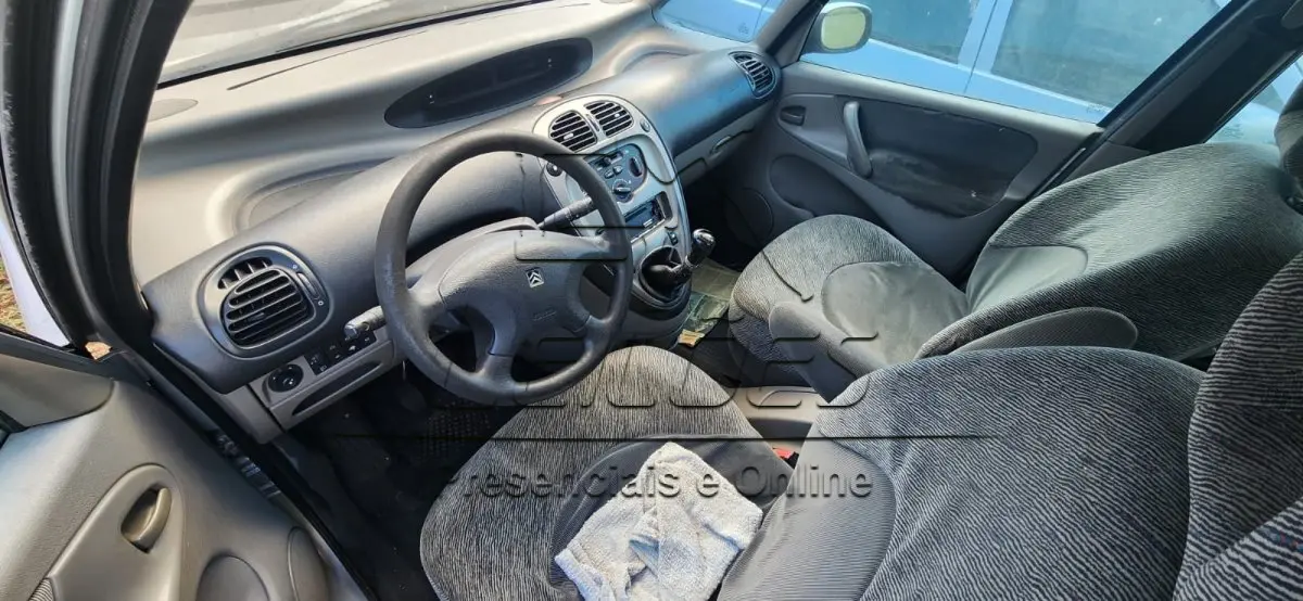 LOTE C-005 - Automóvel CITROËN/XSARA PICASSO GX, ano/modelo 2002/2003 cor prata, motor com 118cv de potência, registrado em Carazinho/RS