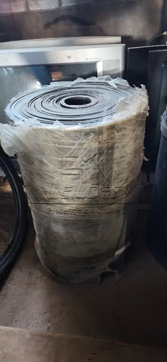 LOTE 012 - Lençol de borracha, tendo +- 4,7mm de espessura e 60cm de largura e 20 metros de comprimento (rolo)