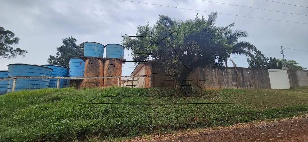 LOTE 002 - Uma fração de terras com a área de 16.445m², com todas as acessões e benfeitorias existentes, situada no Distrito de São Bento, neste município de Carazinho. As acessões e benfeitorias não se acham averbadas, porém, penhoradas e assim citadas: Um complexo frigorífico e suas benfeitorias, tais como, uma casa residencial em alvenaria com a área de 166m², um refeitório de alvenaria, com quatro garagens, com a área de 184m², um pavilhão frigorífico com a área de 1.240m², um pavilhão de alvenaria e madeira para garagem com a área de 600m², oito mangueiras de concreto e madeira, oito tanques de decantação com base de alvenaria e três açudes. Matrícula nº 10.203 do livro 2-RG do Registro de Imóveis de Carazinho.