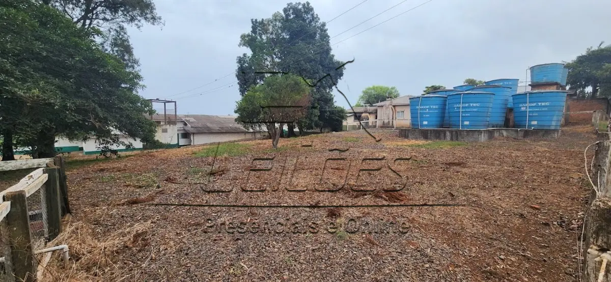 LOTE 002 - Uma fração de terras com a área de 16.445m², com todas as acessões e benfeitorias existentes, situada no Distrito de São Bento, neste município de Carazinho. As acessões e benfeitorias não se acham averbadas, porém, penhoradas e assim citadas: Um complexo frigorífico e suas benfeitorias, tais como, uma casa residencial em alvenaria com a área de 166m², um refeitório de alvenaria, com quatro garagens, com a área de 184m², um pavilhão frigorífico com a área de 1.240m², um pavilhão de alvenaria e madeira para garagem com a área de 600m², oito mangueiras de concreto e madeira, oito tanques de decantação com base de alvenaria e três açudes. Matrícula nº 10.203 do livro 2-RG do Registro de Imóveis de Carazinho.