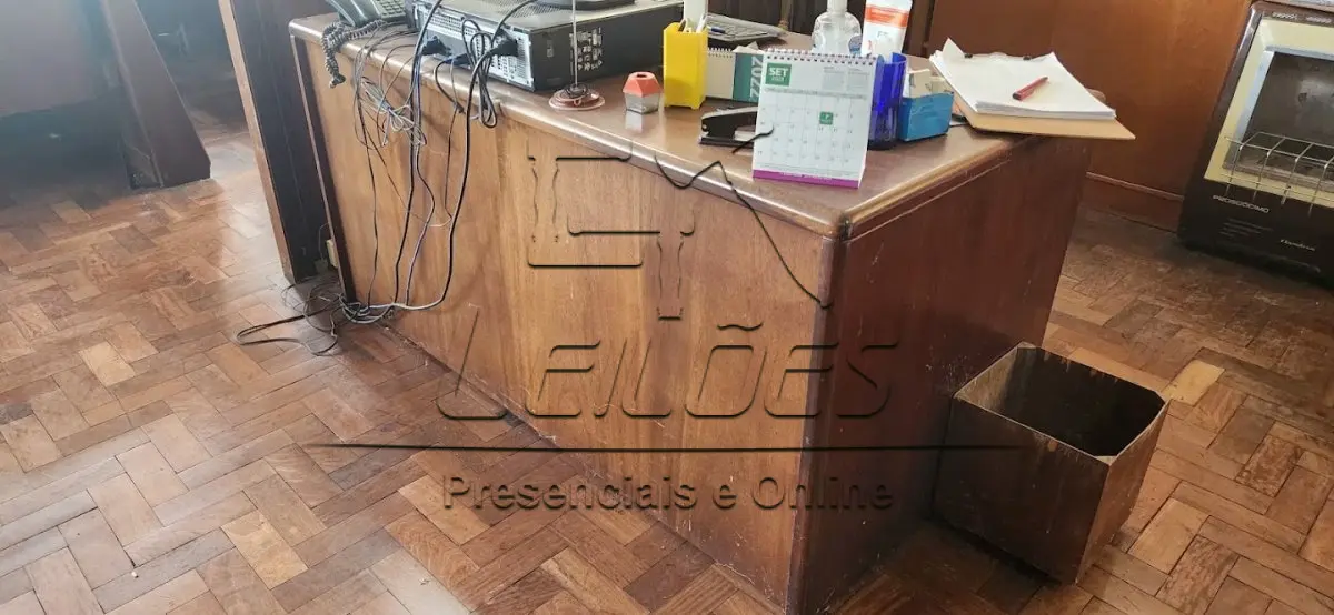 LOTE 020 - Mesa de escritório com cadeira e mesinha de apoio. Acompanha cpu, monitor, teclado e mouse.