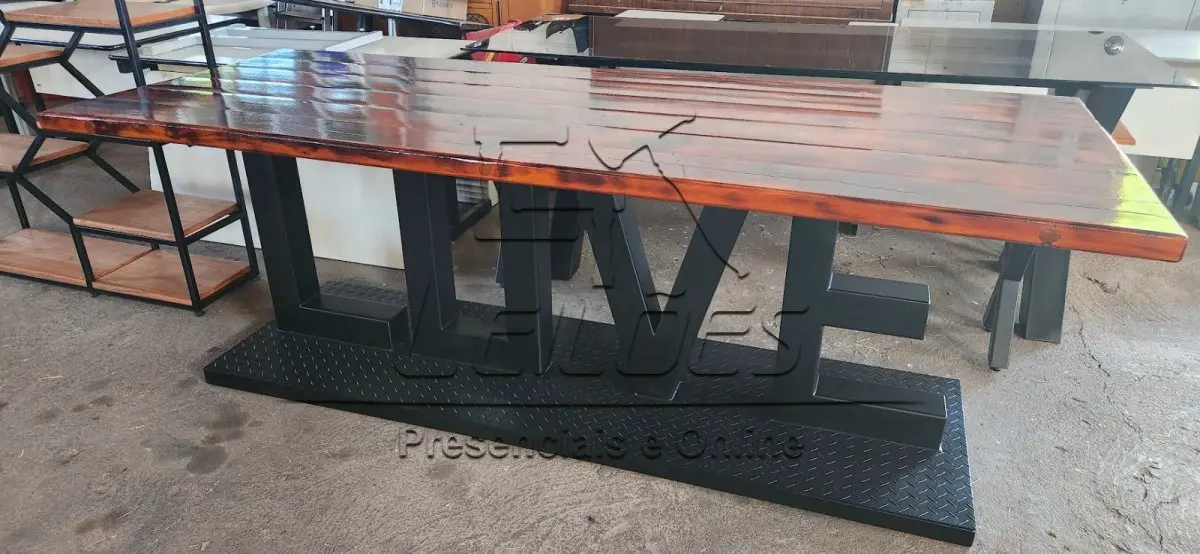 LOTE 004 - Mesa com estrutura metálica e tampo em madeira. Tamanho: 2,20m x 0,88m