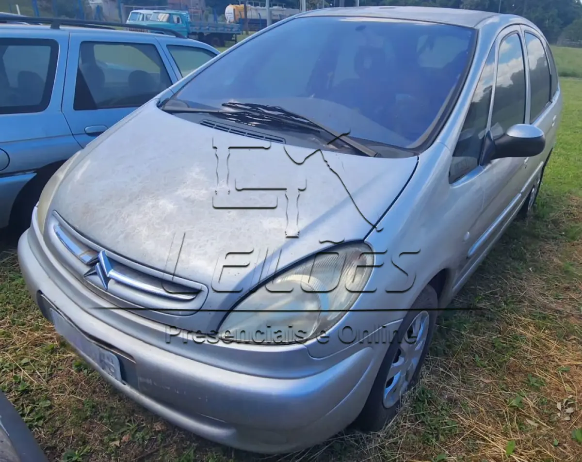 LOTE C-005 - Automóvel CITROËN/XSARA PICASSO GX, ano/modelo 2002/2003 cor prata, motor com 118cv de potência, registrado em Carazinho/RS