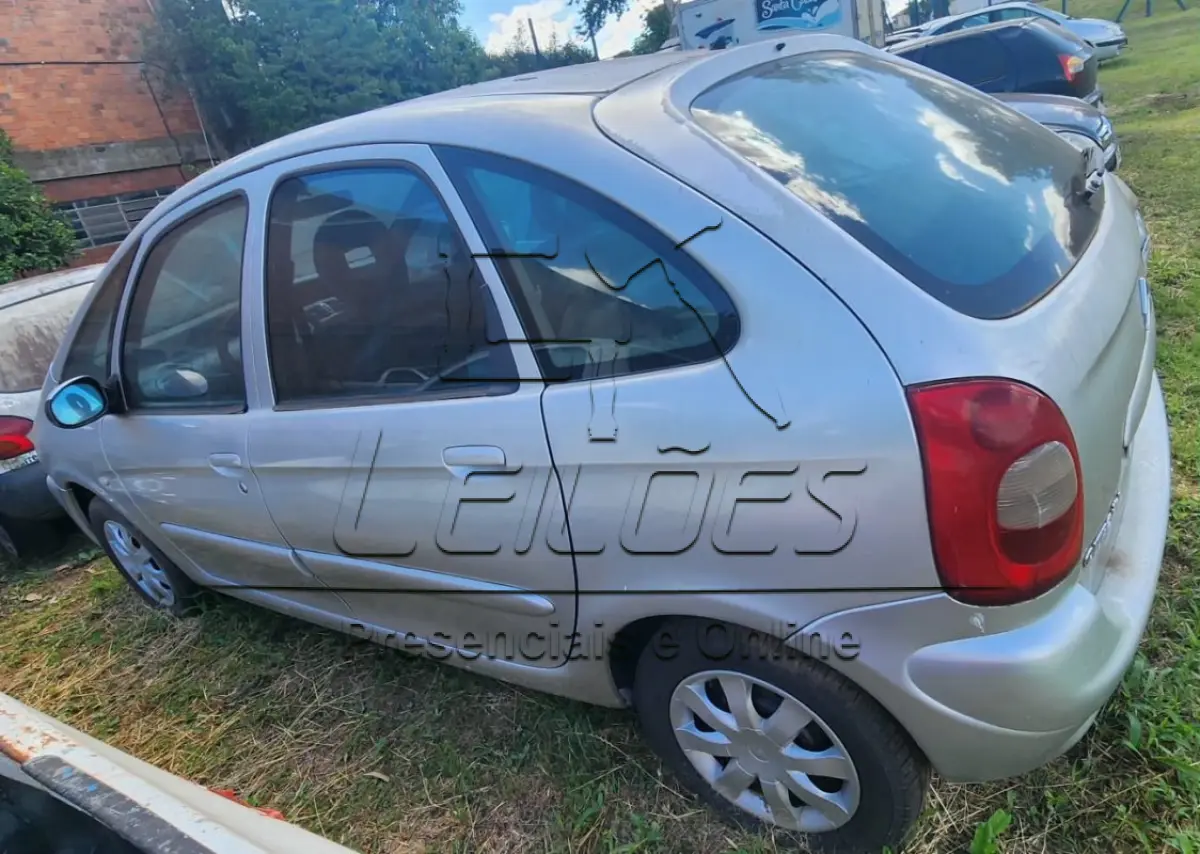 LOTE C-005 - Automóvel CITROËN/XSARA PICASSO GX, ano/modelo 2002/2003 cor prata, motor com 118cv de potência, registrado em Carazinho/RS