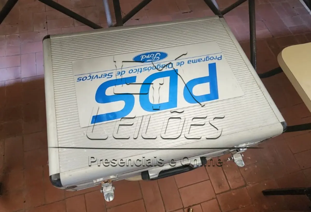 LOTE 120 - Conjunto de manômetros, conjunto de diagnóstico automotivo e diversas peças automotivas (sala de inspeção)