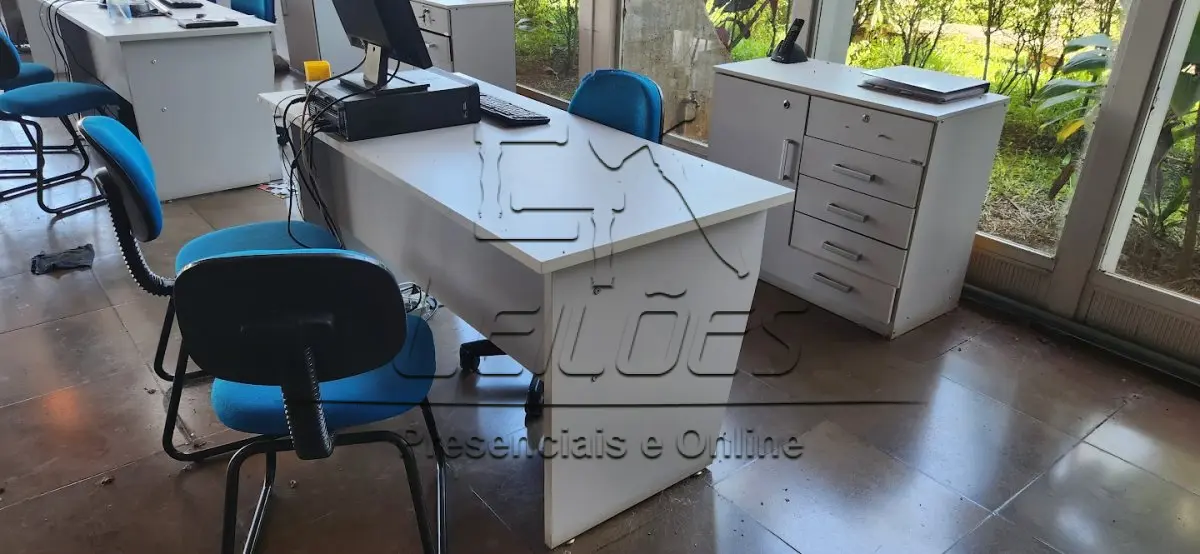 LOTE 016 - Mesa de escritório e mesa de apoio com porta e gavetas. Acompanha 01 cadeira giratória e 02 cadeiras fixas. Acompanha também cpu, monitor, teclado e mouse.