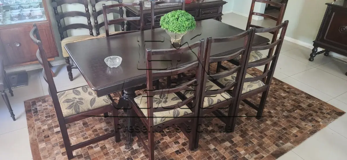 LOTE 004 - Mesa de jantar em madeira com seis cadeiras