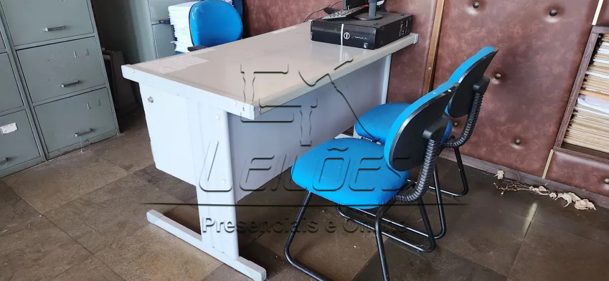 LOTE 015 - Mesa para escritório com 01 cadeira giratória e 02 cadeiras fixas. Acompanha armários (aço) arquivo. Acompanha também cpu, monitor, teclado e mouse.