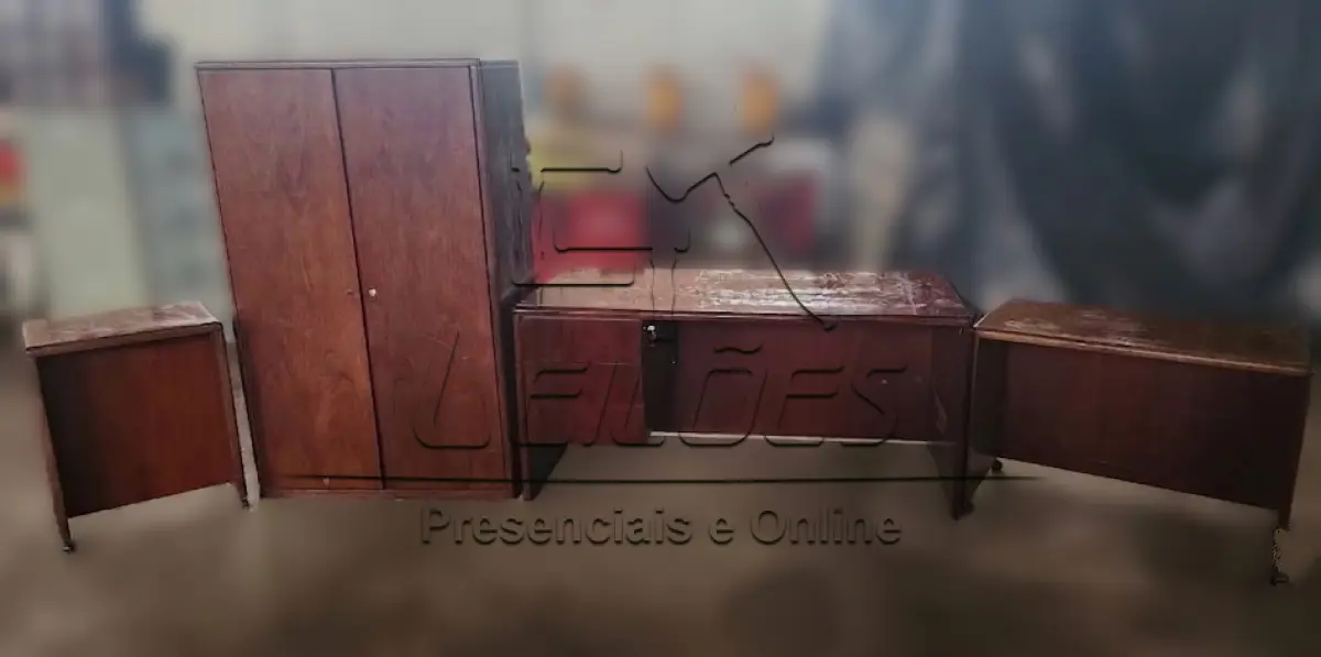 LOTE 003 - Conjunto de móveis para escritório, em madeira nobre