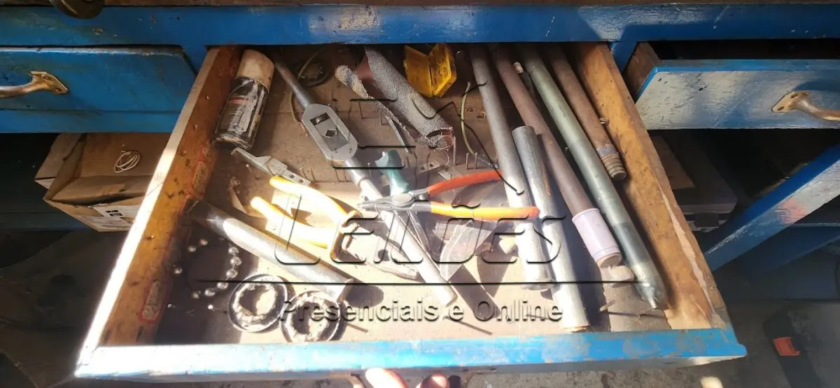 LOTE 126 - Diversos equipamentos e ferramentas para oficina mecânica